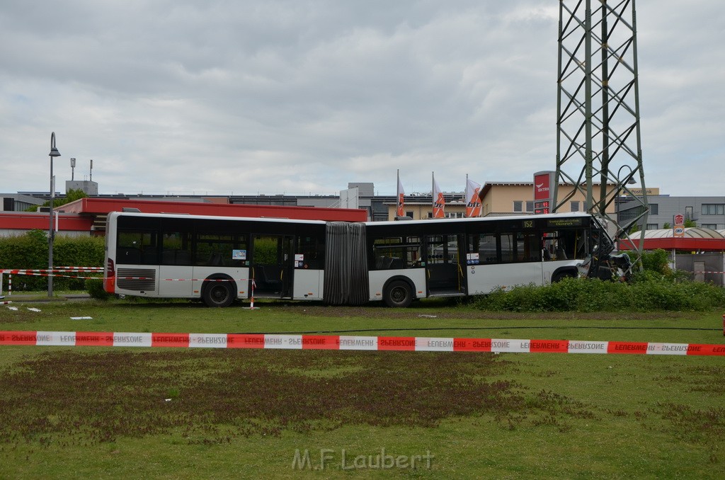 Schwerer Bus Unfall Koeln Porz Gremberghoven Neuenhofstr P145.JPG - Miklos Laubert